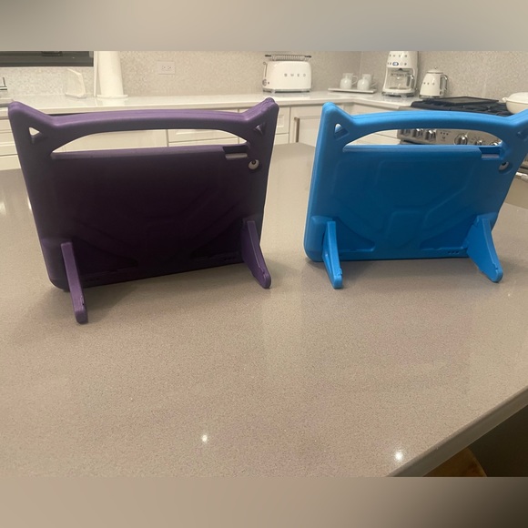 Selling 2 Amazon fire tablets, cracked screens but work fine! - Picture 4 of 5